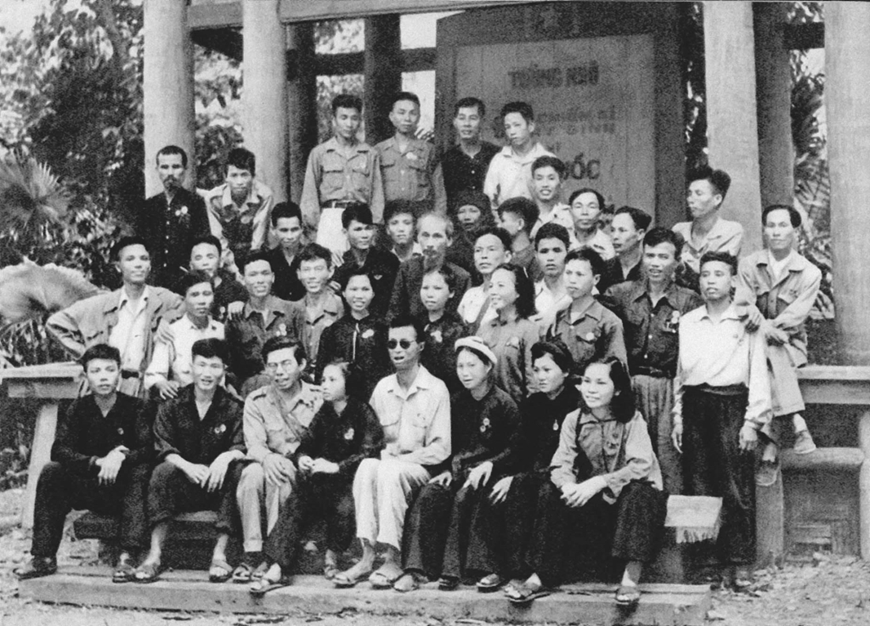 Bác Hồ ghé thăm Đội Thanh niên xung phong tại Núi Hồng