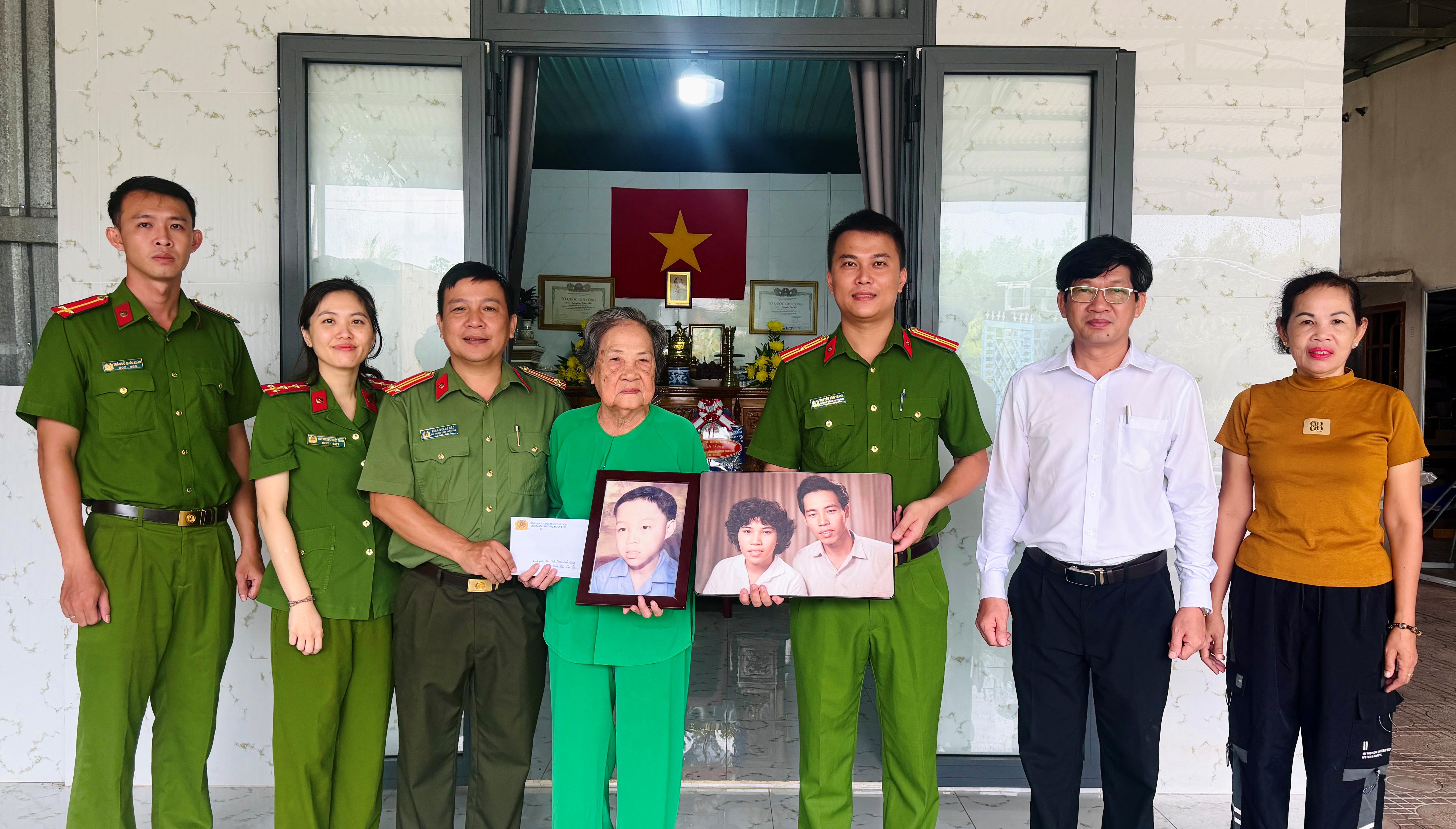 "Hồi sinh" những di ảnh sờn màu: Câu chuyện tri ân xúc động tại Công an phường Xuân Lộc
