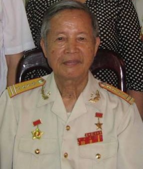 Cánh tay thép dưới chân căn cứ điểm