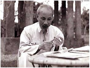 Chủ tịch Hồ Chí Minh từ chối nhận huân chương Sao Vàng hai lần