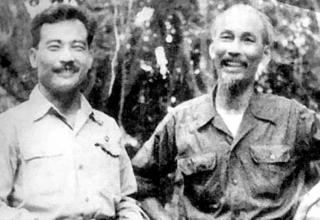 BÁC TẶNG KHĂN QUÀNG