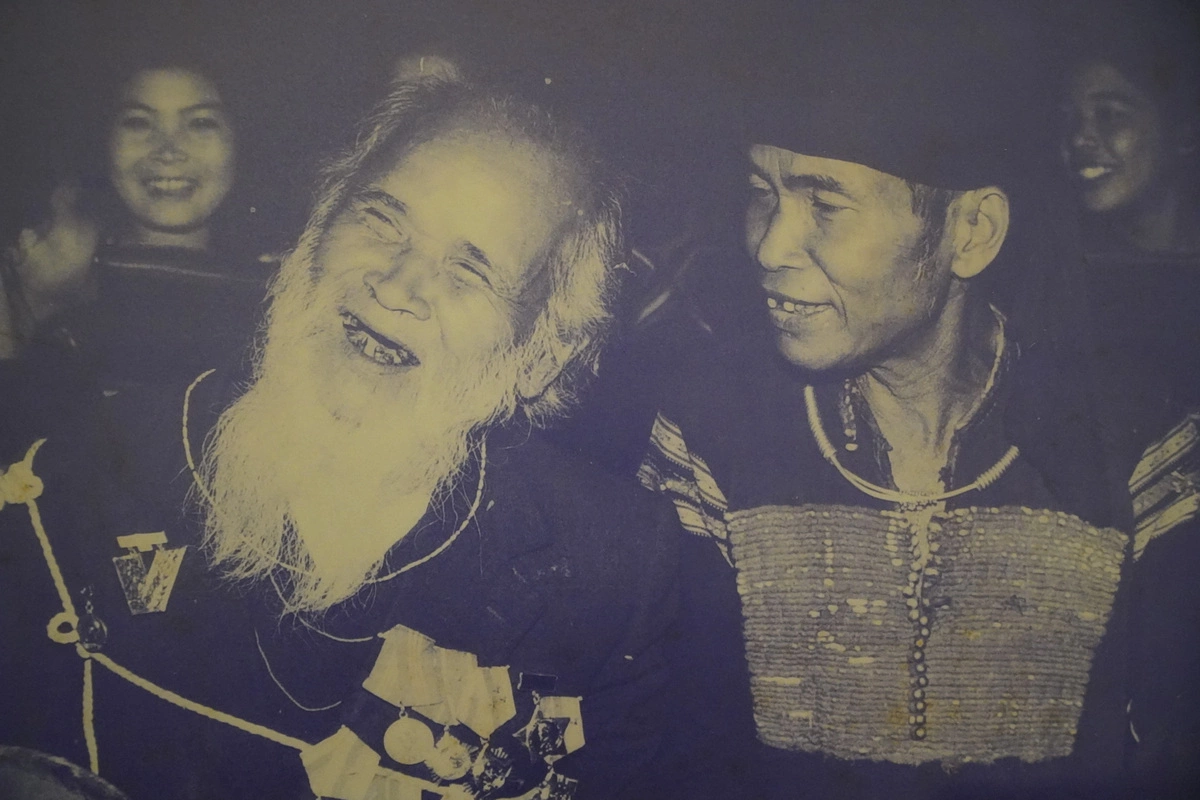 Cánh chim truyền lửa cho làng kháng chiến Stơr