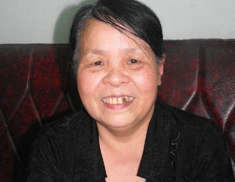 Người con gái đứng giữa mưa bom