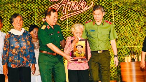 NGƯỜI CON CỦA DÒNG HỌ ANH HÙNG BÊN DÒNG VÀM CỎ