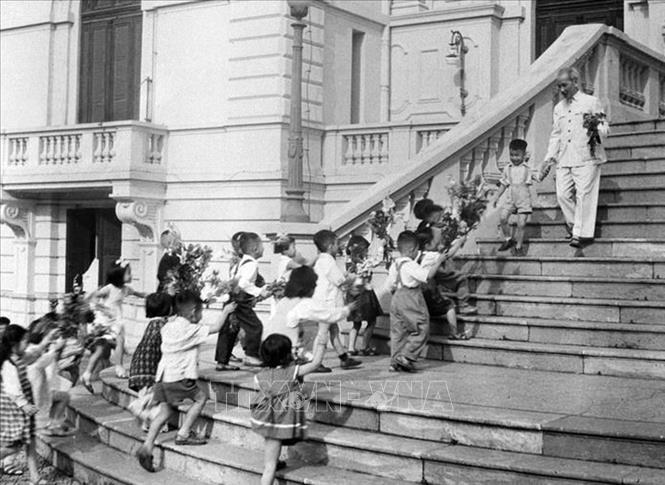 [Khoa GDMN] - Bác Hồ với các cháu thiếu nhi