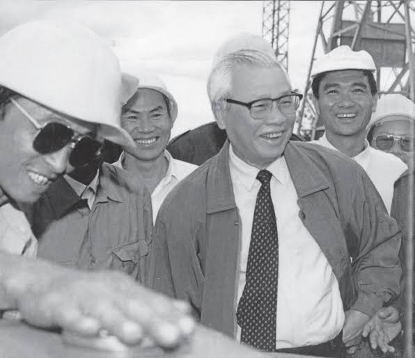 DÒNG ĐIỆN ĐI QUA NHỮNG NGỌN NÚI  Câu chuyện về Võ Văn Kiệt và kỳ tích đường dây 500kV Bắc – Nam
