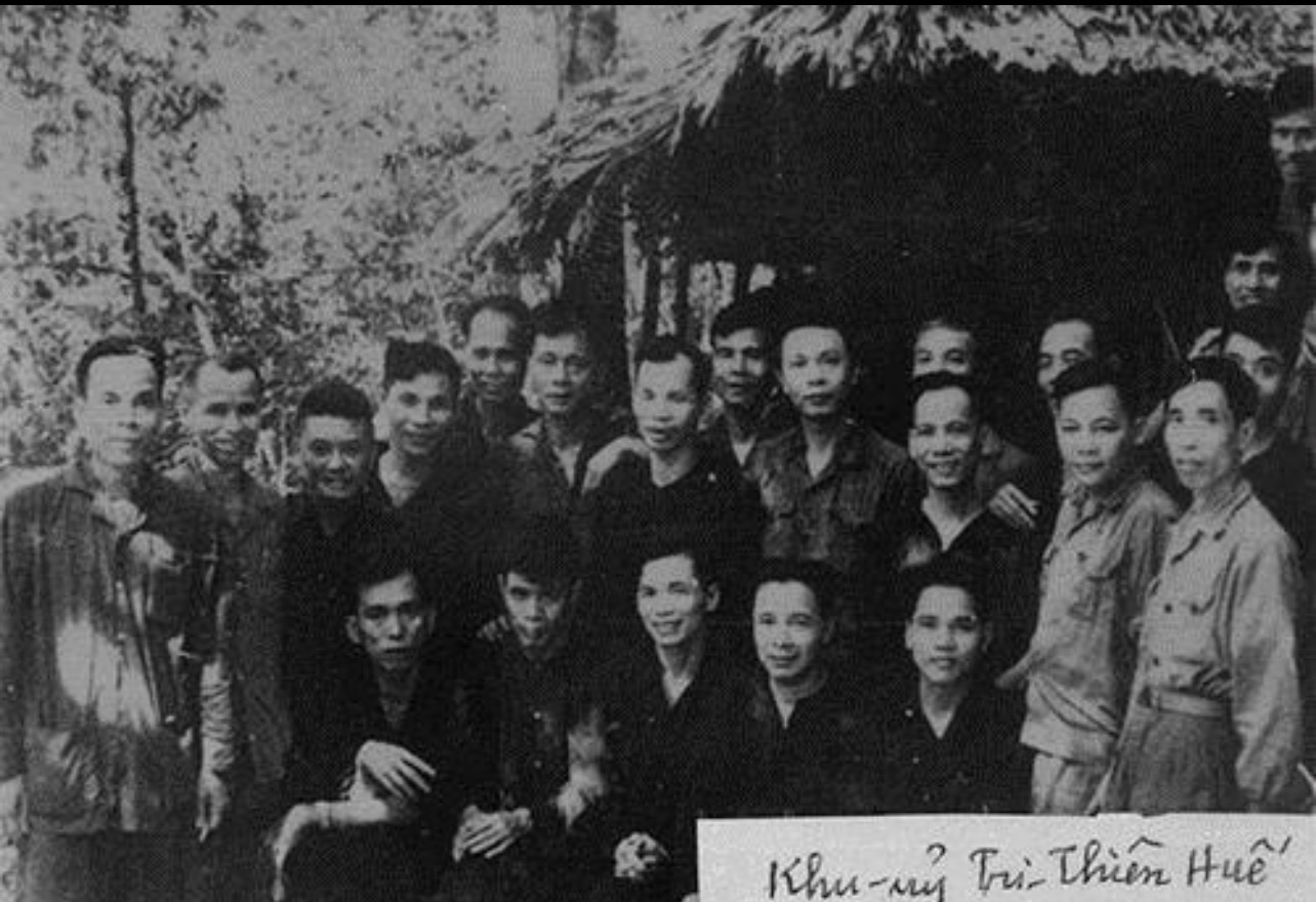 Sống trong cách mạng qua những vần thơ