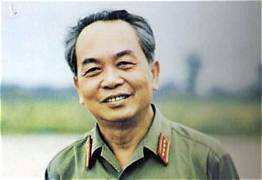 Võ Nguyên Giáp: Đại tướng đầu tiên, Tổng Tư lệnh Quân đội Nhân dân Việt Nam, người anh cả của quân đội với chiến thắng Điện Biên Phủ lừng lẫy.