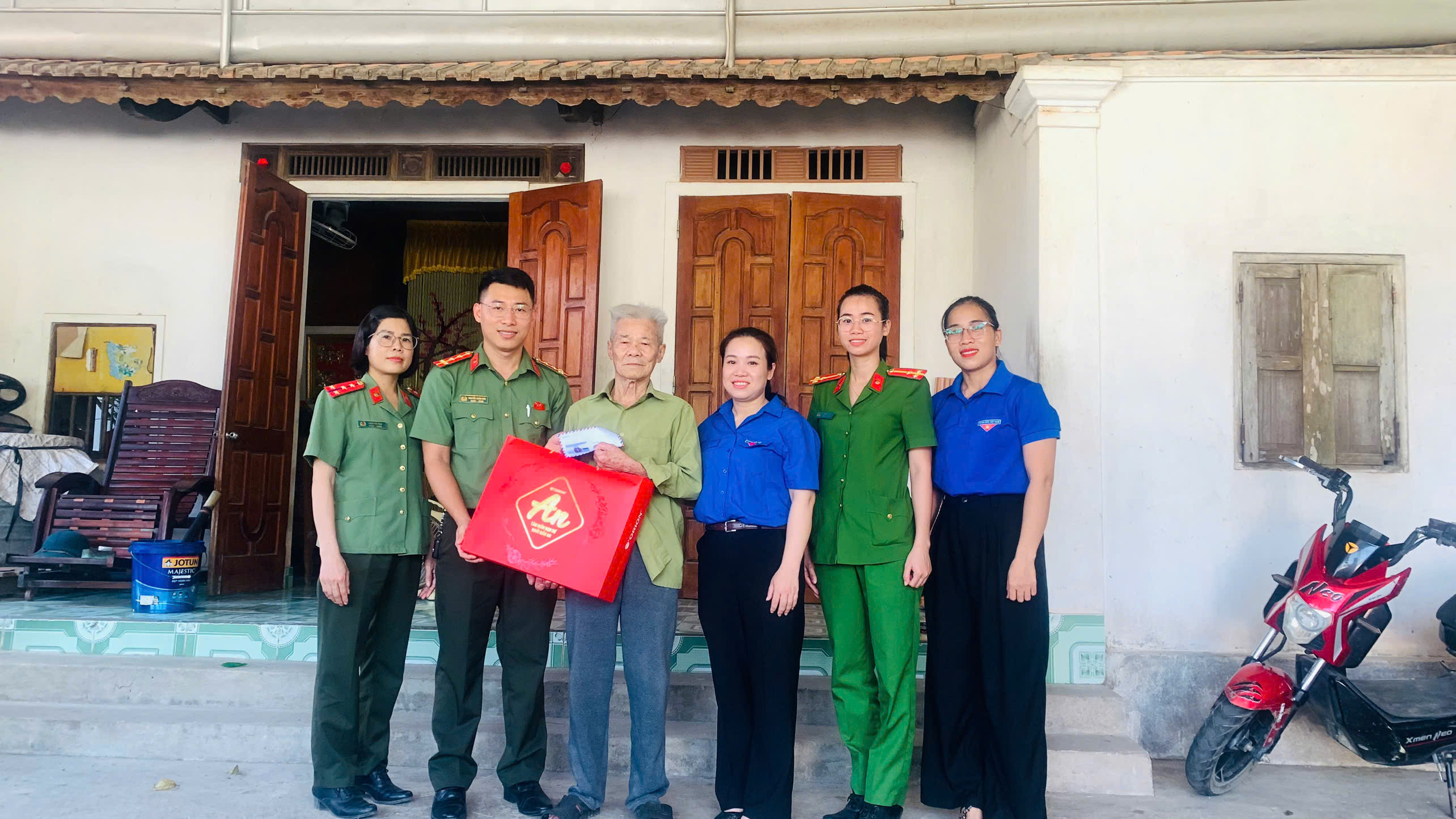 NGỒI LẠI ĐỂ NGHE MỘT THỜI TUỔI TRẺ ĐƯỢC KỂ LẠI