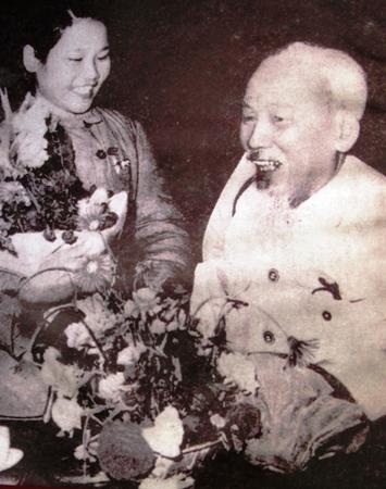 NGƯỜI NỮ THANH NIÊN XUNG PHONG TRÊN TUYẾN LỬA