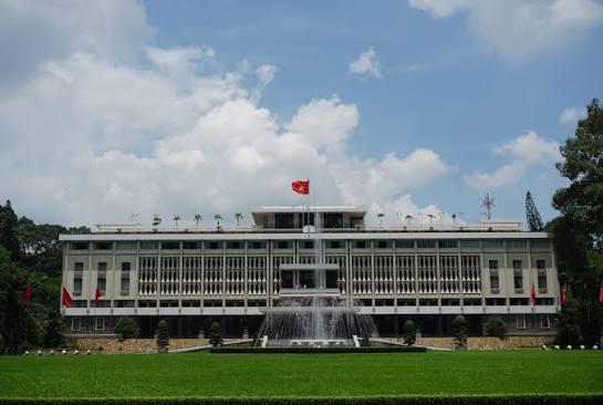 CÁNH CỔNG MỞ RA HÒA BÌNH