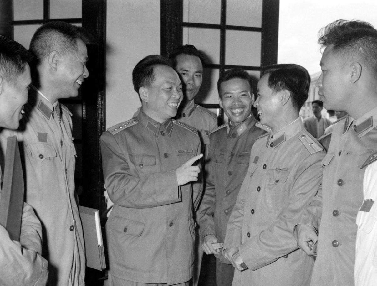 VÕ NGUYÊN GIÁP – NHỮNG MỆNH LỆNH XOAY CHUYỂN CỤC DIỆN - TẬP 6: VĨ TUYẾN 17 – KHI CUỘC CHIẾN TRỞ LẠI