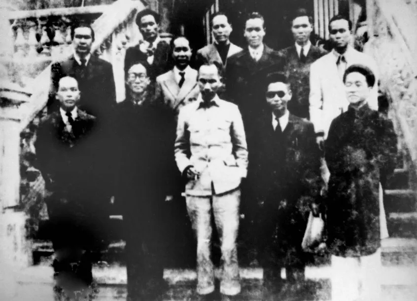 Từ 1943 - 1945, Người cùng Ban Thường vụ Trung ương Đảng lãnh đạo Nhân dân Việt Nam đấu tranh giành độc lập dân tộc.