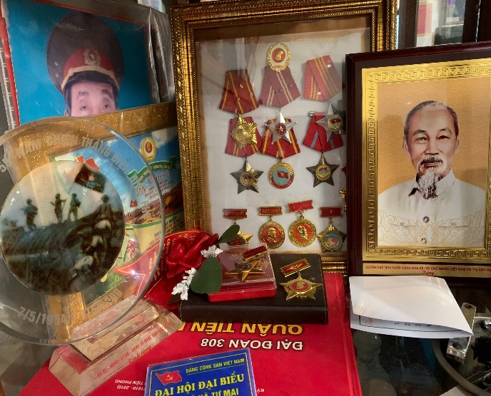 ÁNH ĐÈN BÊN CHIẾN TRẬN