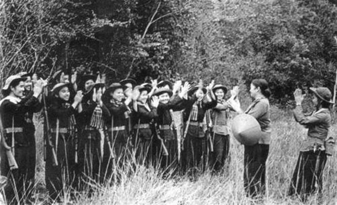 NGUYỄN THỊ ĐỊNH, NGƯỜI THẮP LỬA CHO "ĐỘI QUÂN TÓC DÀI"