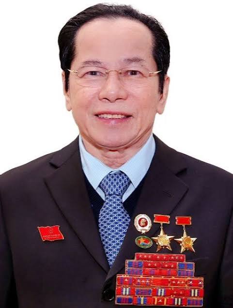 Anh hùng Lao động Lê Văn Kiểm là doanh nhân, cựu chiến binh Việt Nam, hiện giữ chức Phó Chủ tịch Hội Cựu chiến binh Việt Nam và Chủ tịch Hiệp hội Doanh nghiệp, Doanh nhân Cựu chiến binh Việt Nam. Ông được biết đến qua hoạt động sản xuất, kinh doanh và những đóng góp trong công tác đền ơn đáp nghĩa,