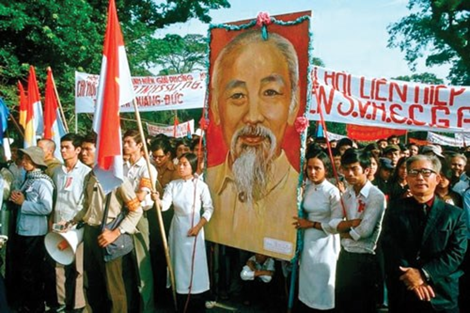 NHỚ CUỘC MÍT TINH ĐẦU TIÊN MỪNG ĐẠI THẮNG