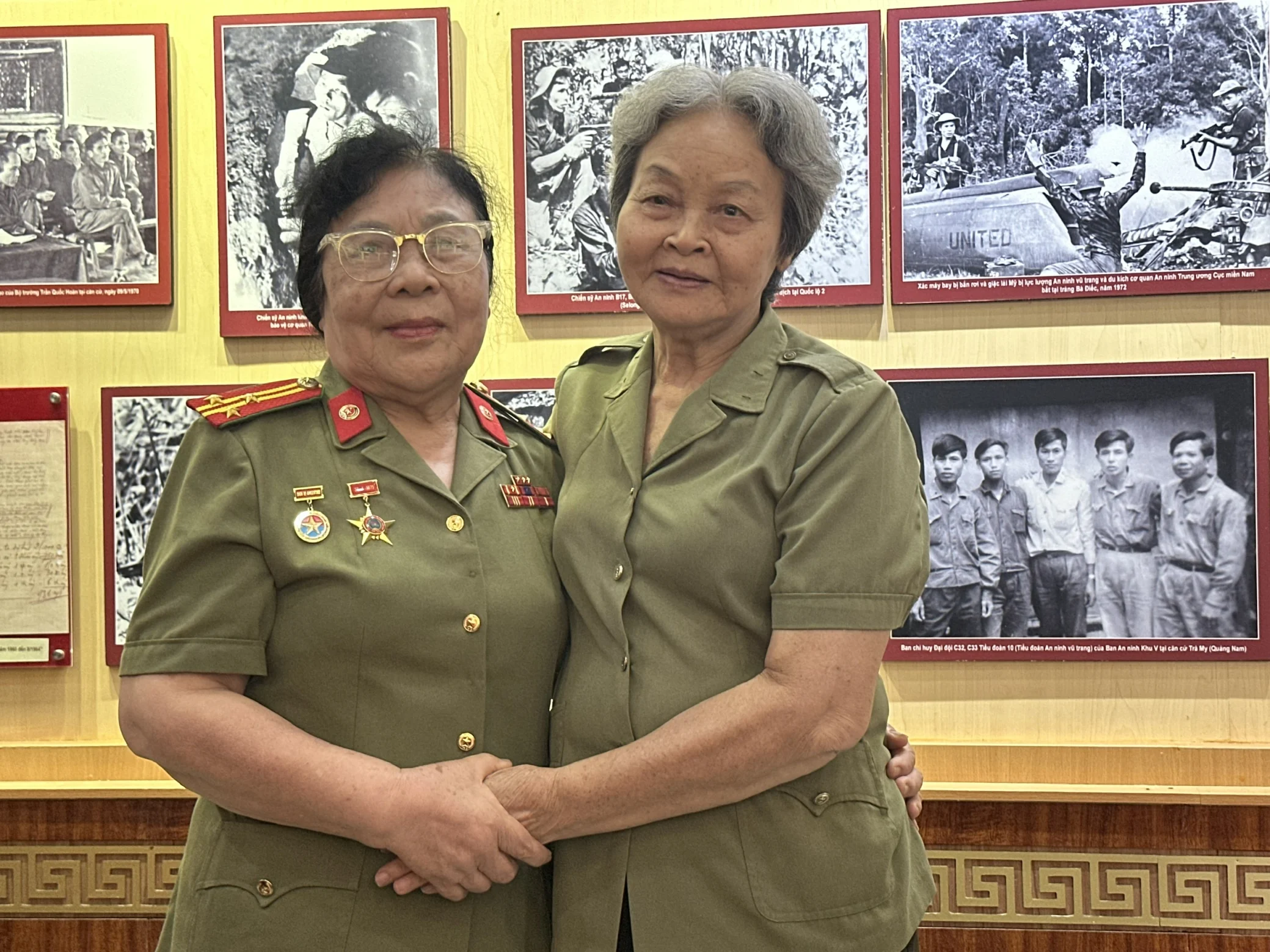 Những “bông hồng thép” giữa rừng già