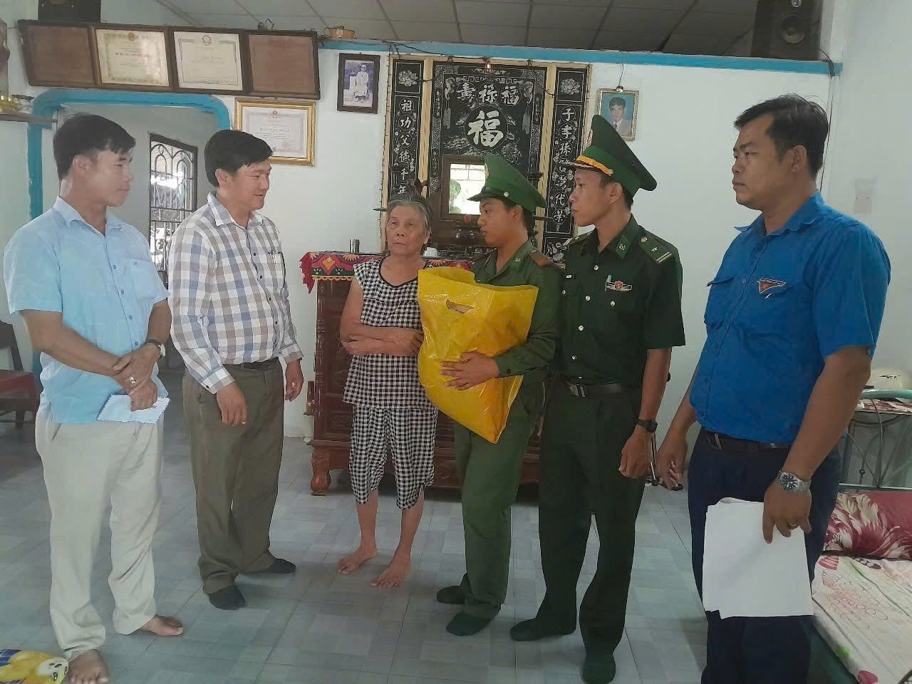 BÁT CƠM GIỮA MÙA KHÁT