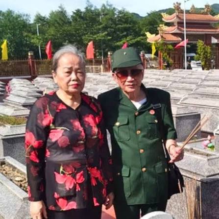 NGƯỜI GIAO LIÊN DÙNG ĐÈN ĐỐM LỬA TRÊN ĐẦU NÓN ĐƯA QUÂN QUA ĐỒNG TRỐNG