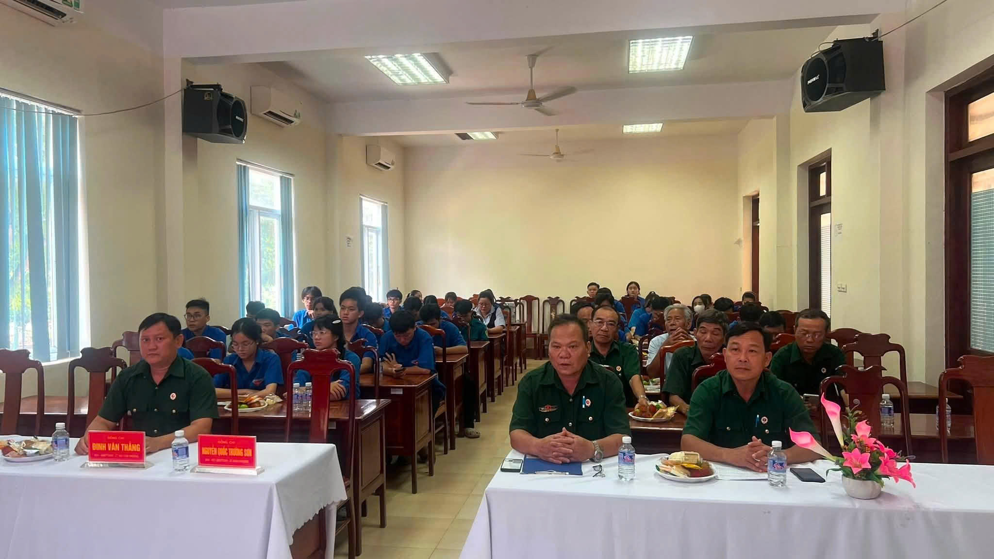 Trang phục mới và vật dụng gắn bó của lính