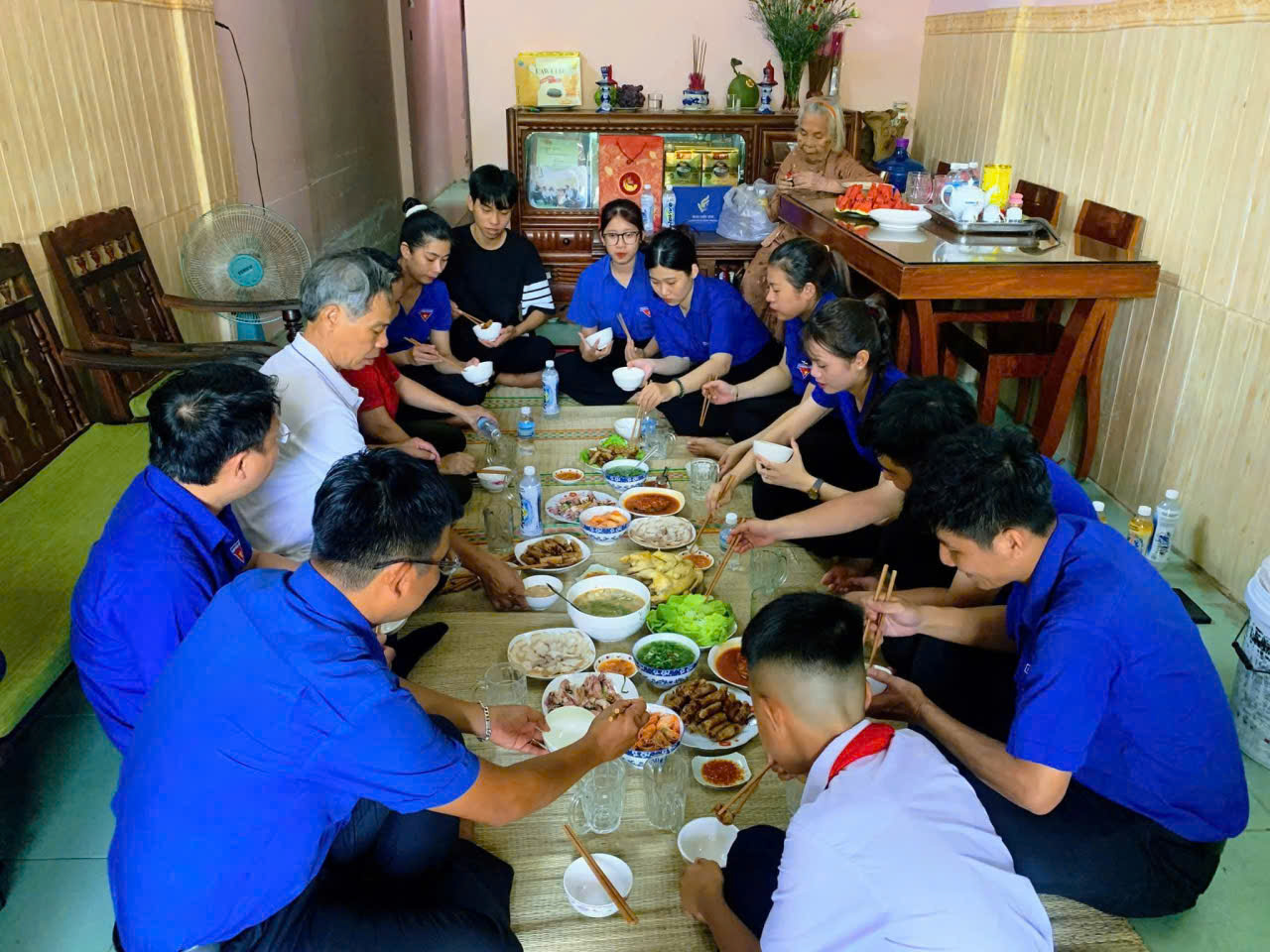 BỮA CƠM NGHĨA TÌNH – ẤM ÁP YÊU THƯƠNG BÊN MẸ VIỆT NAM ANH HÙNG VÕ THỊ ĐỨC