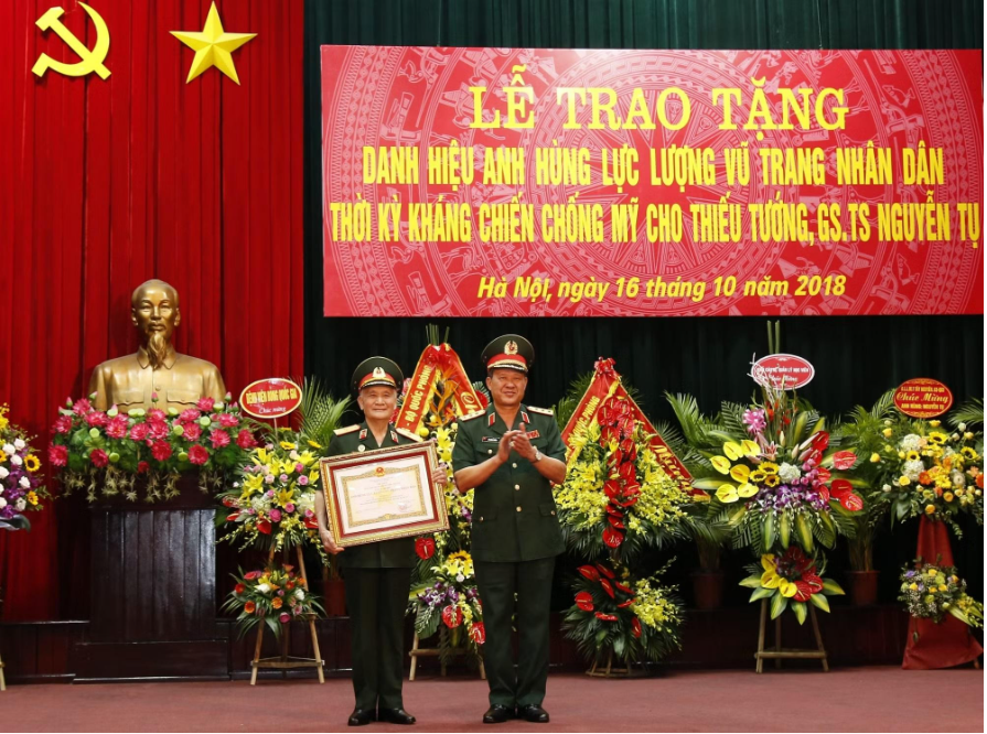 Vị Giáo sư sinh năm 1928 mang hàm Thiếu tướng, được nhận danh hiệu Anh hùng Lực lượng vũ trang nhân dân ở tuổi 90
