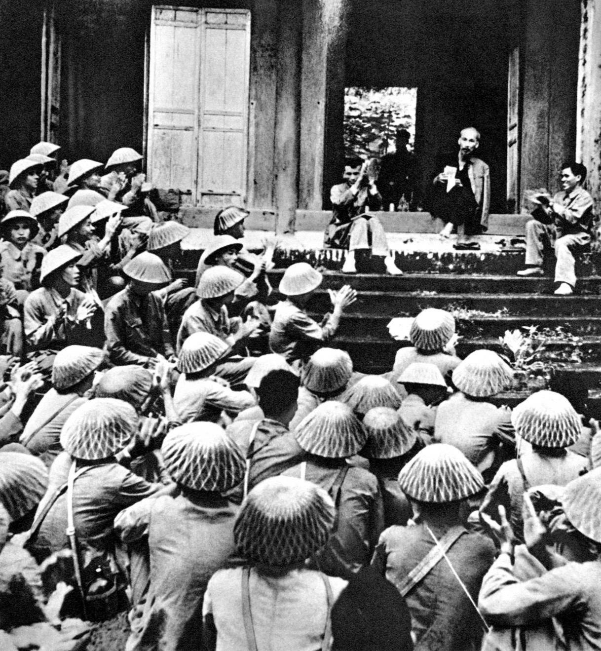 Chủ tịch Hồ Chí Minh vĩ đại sống mãi trong sự nghiệp của chúng ta