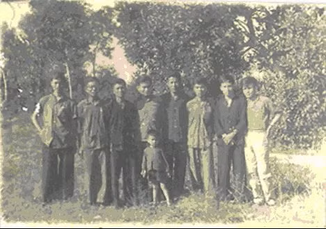 12-nguyen-trong-dinh-nguoi-dau-tien-tu-ben-phai-qua-anh-tu-lieu-cua-tran-mai-hanh-3745.png