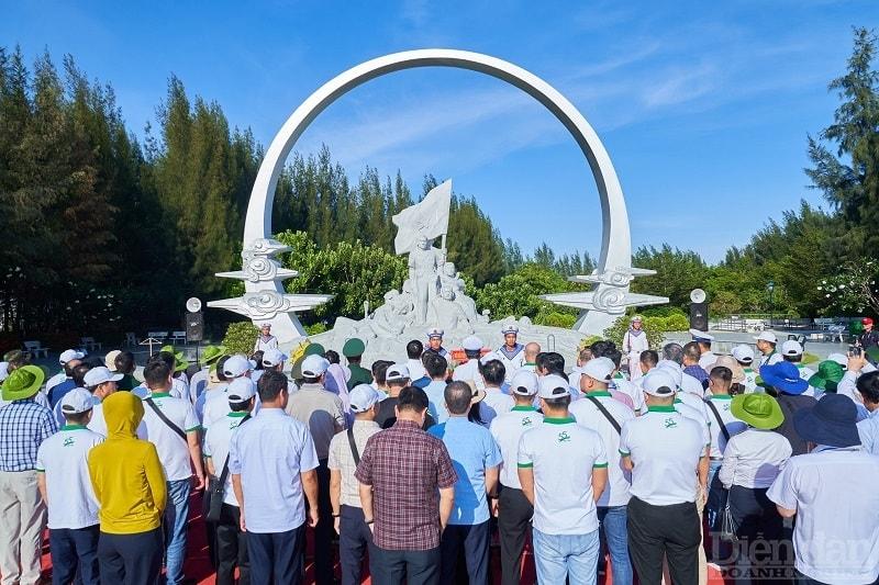 NHỮNG NGƯỜI MẸ CÓ CON NẰM LẠI GIỮA BIỂN KHƠI