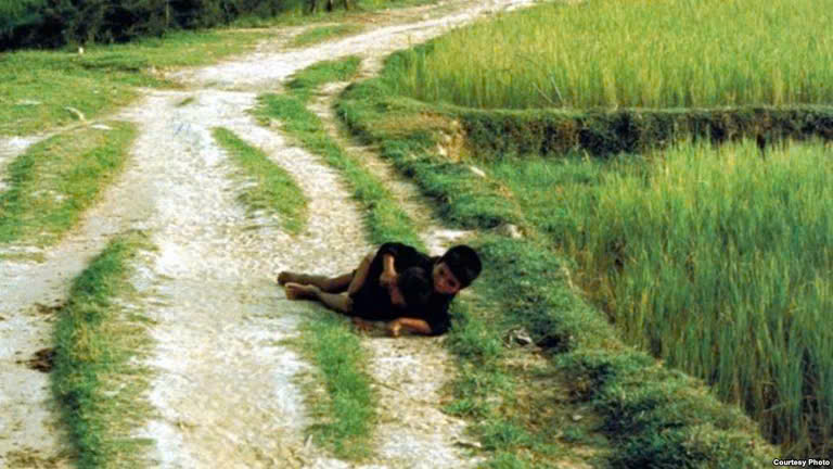 BỨC ẢNH “ANH CHE ĐẠN CHO EM”