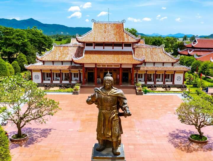 Quang Trung - Nguyễn Huệ:   “Đánh cho sử tri Nam quốc anh hùng chi hữu chủ!“ - câu nói truyền ngàn đời.
