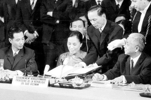 NỤ CƯỜI GIỮA BÀN ĐÀM PHÁN