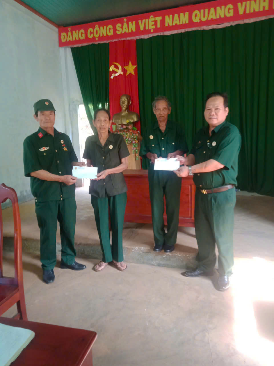 Bữa cơm vội bên dòng suối cạn Kampong Cham