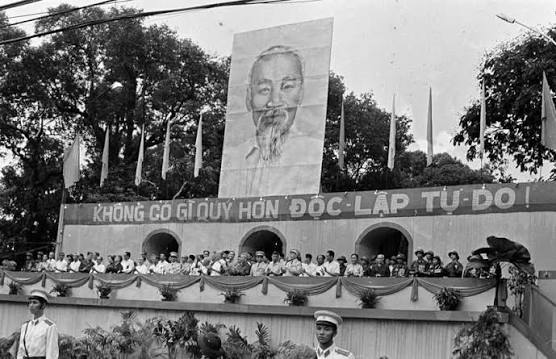 TRƯA 30/4/1975 – LÁ CỜ TRÊN DINH ĐỘC LẬP