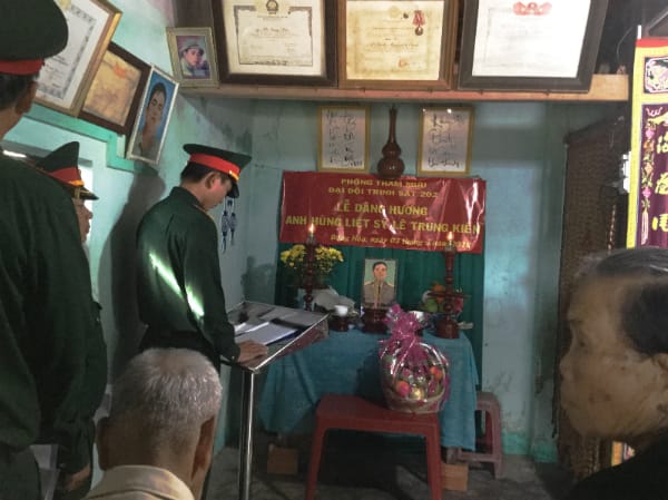 ANH HÙNG LỰC LƯỢNG VŨ TRANG NHÂN DÂN LÊ TRUNG KIÊN - NGỌN LỬA BẤT DIỆT CỦA NHÂN DÂN ĐÔNG HÒA