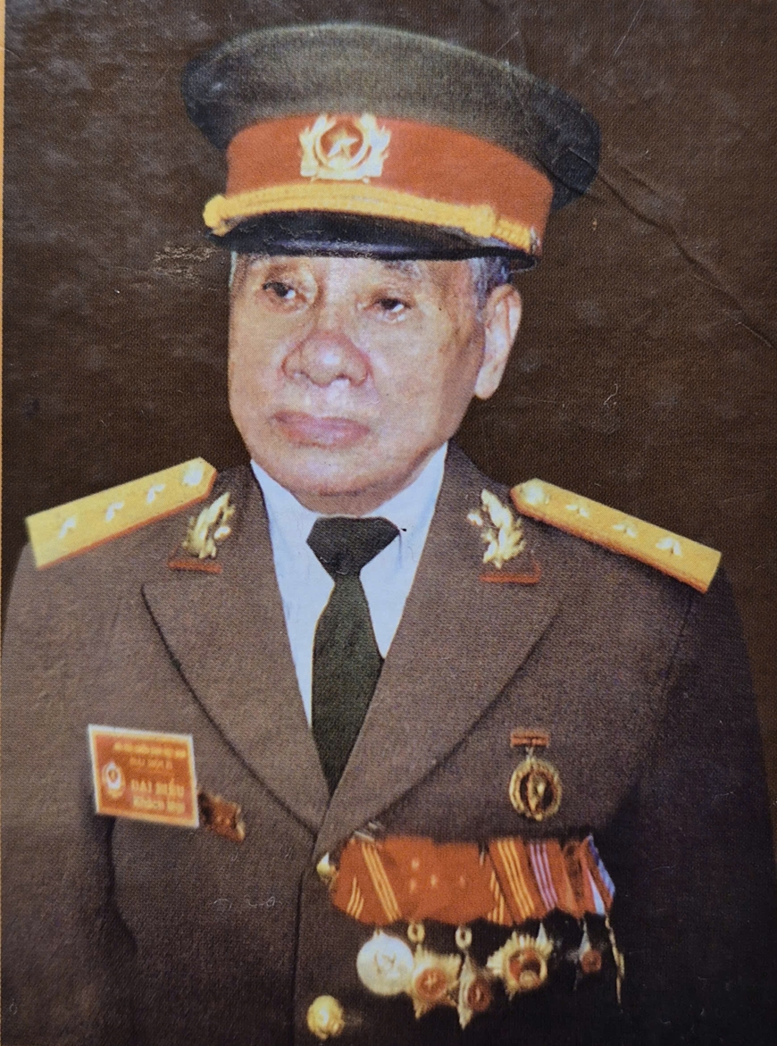 Nguyễn Minh Châu – Người cầm súng nhưng vẫn giữ một người viết trong lòng