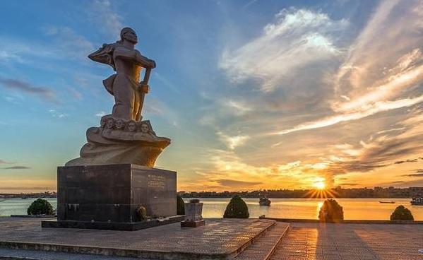 Mẹ Suốt – Người mẹ chèo đò giữa mưa bom