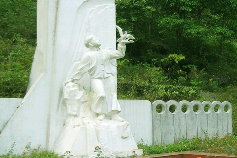 KIM ĐỒNG (NÔNG VĂN DỀN) – NGƯỜI ĐỘI TRƯỞNG TUỔI 14 VÀ TIẾNG SÚNG BÁO ĐỘNG GIỮA PÁC BÓ