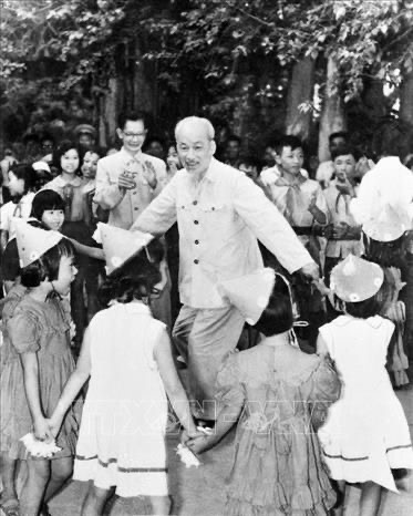 Người cha già kính yêu của dân tộc.
