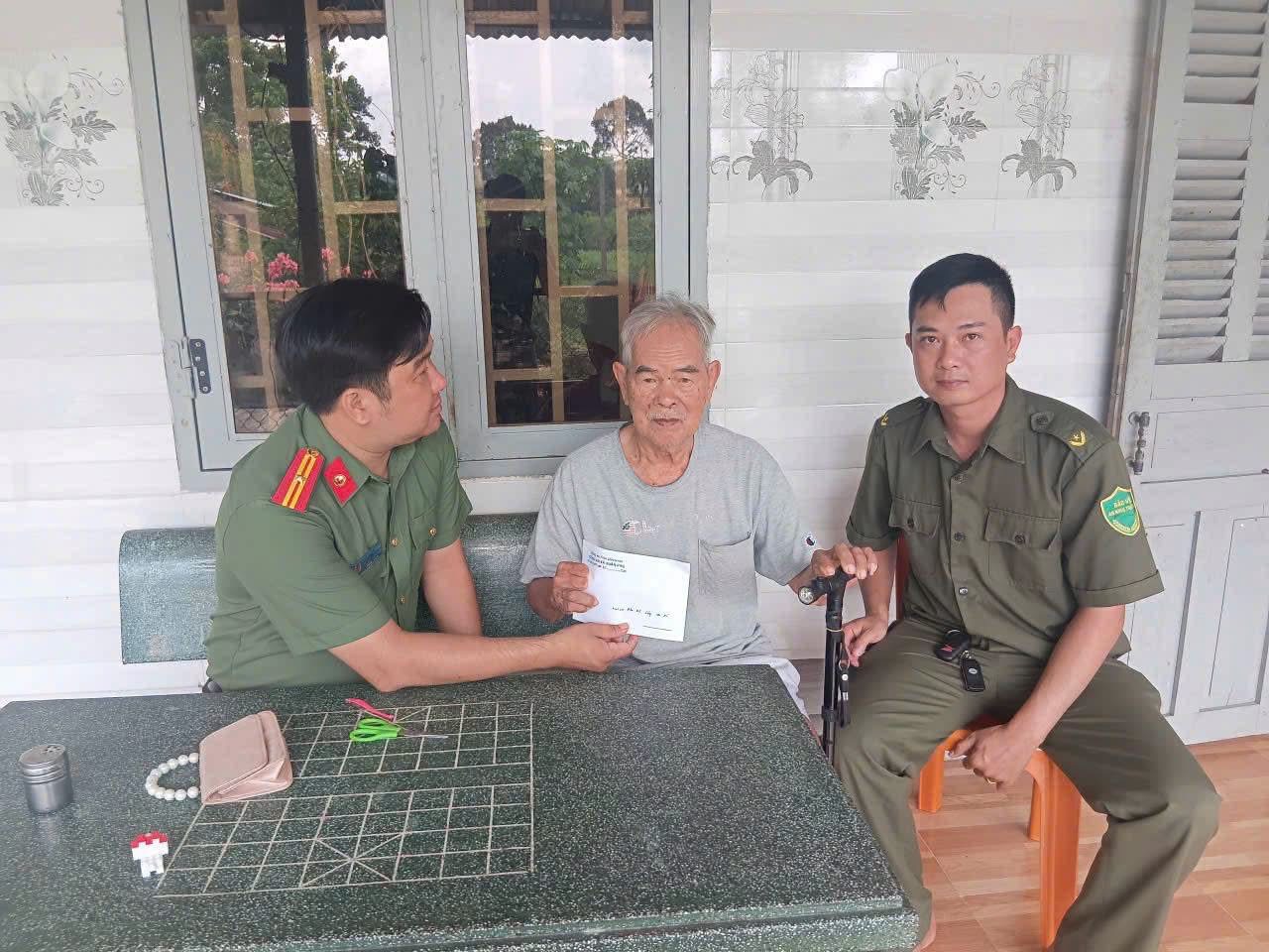 Nghe người đi trước kể chuyện, hiểu hơn giá trị hòa bình