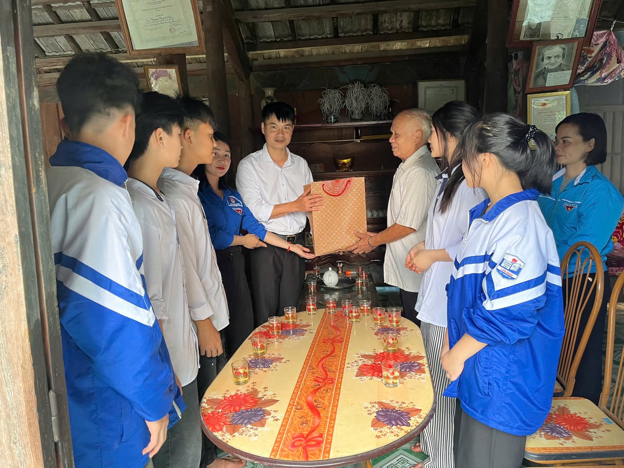 Thăm hỏi tặng quà gia đình có công với cách mạng