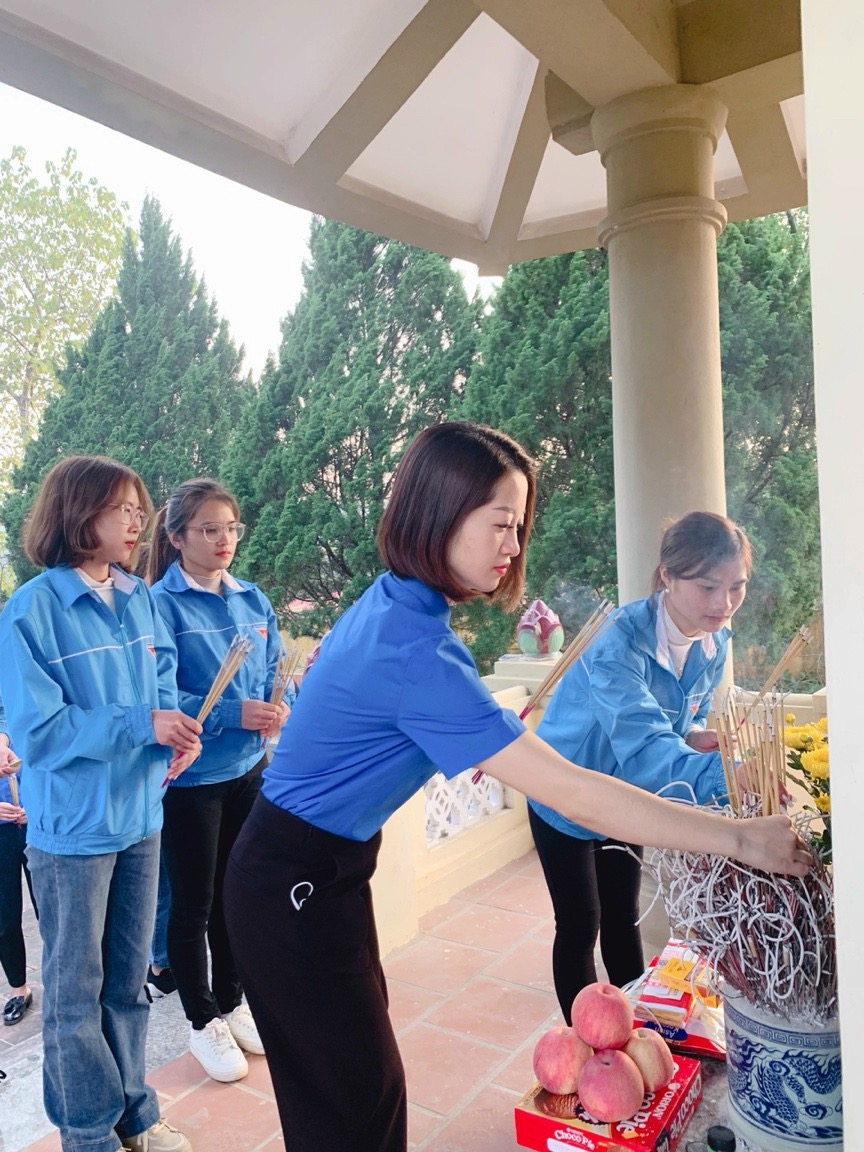 Chi đoàn TH Đông Bo dâng hương tại Nghĩa trang liệt sĩ xã Tràng Xá