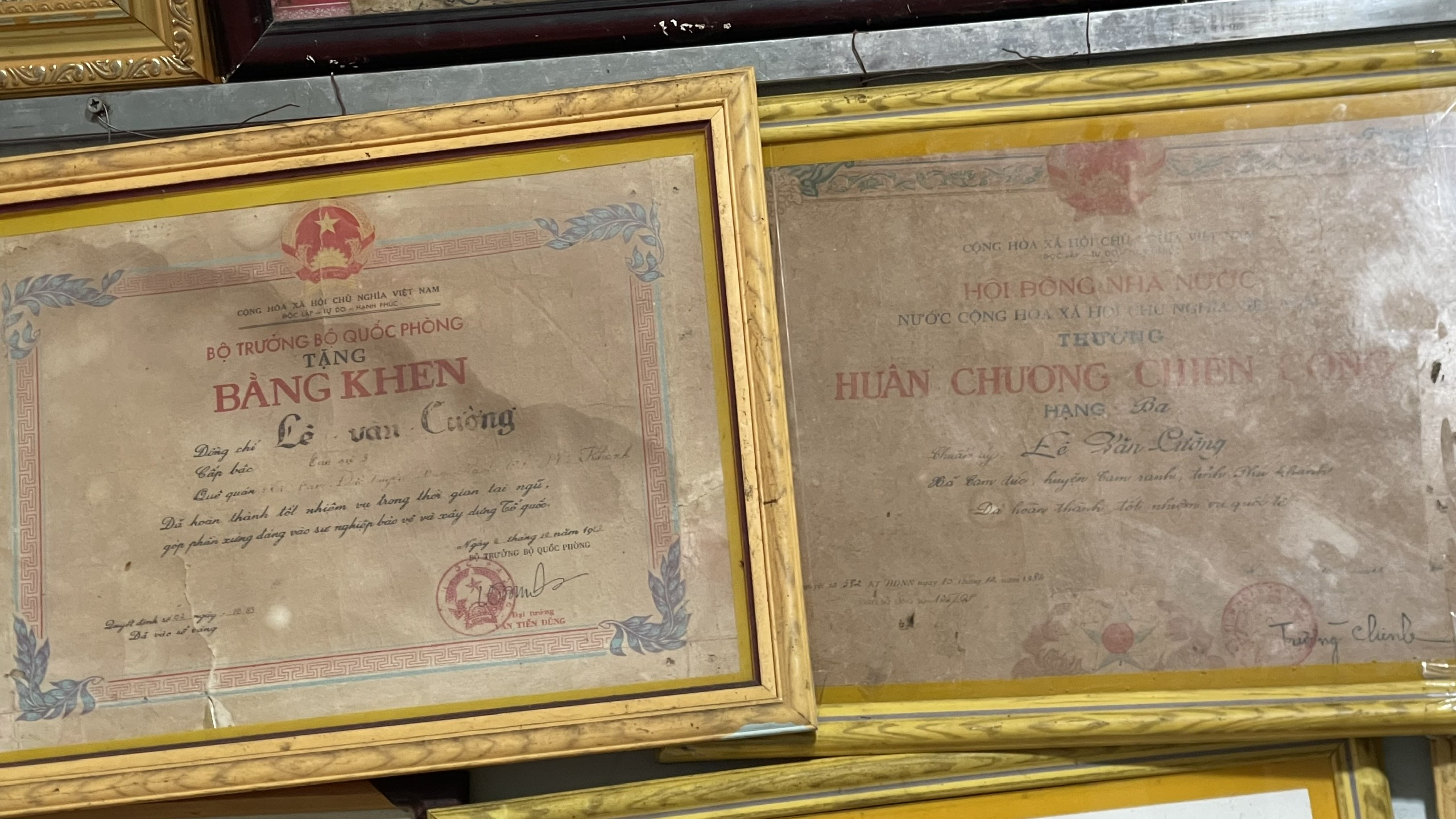 NHỮNG TẤM HUÂN CHƯƠNG TRÊN NGỰC NGƯỜI LÍNH GIÀ