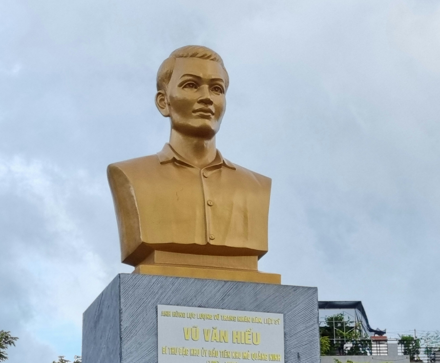 VŨ VĂN HIẾU - TẤM ÁO PHONG PHONG VÀ TRỌN ĐỜI CHO ĐẢNG