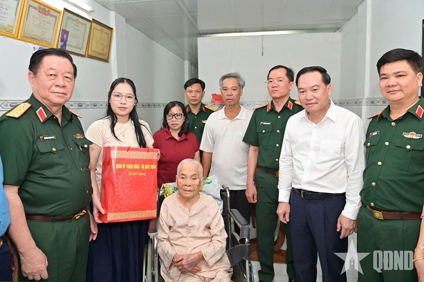 Người Mẹ anh hùng tuổi ngoài bách niên