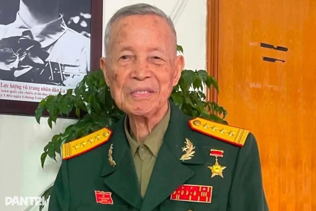 Nhờ đồng đội cắt tay để tiếp tục chiến đấu