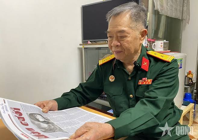 Người lính pháo cao xạ dưới bầu trời lửa