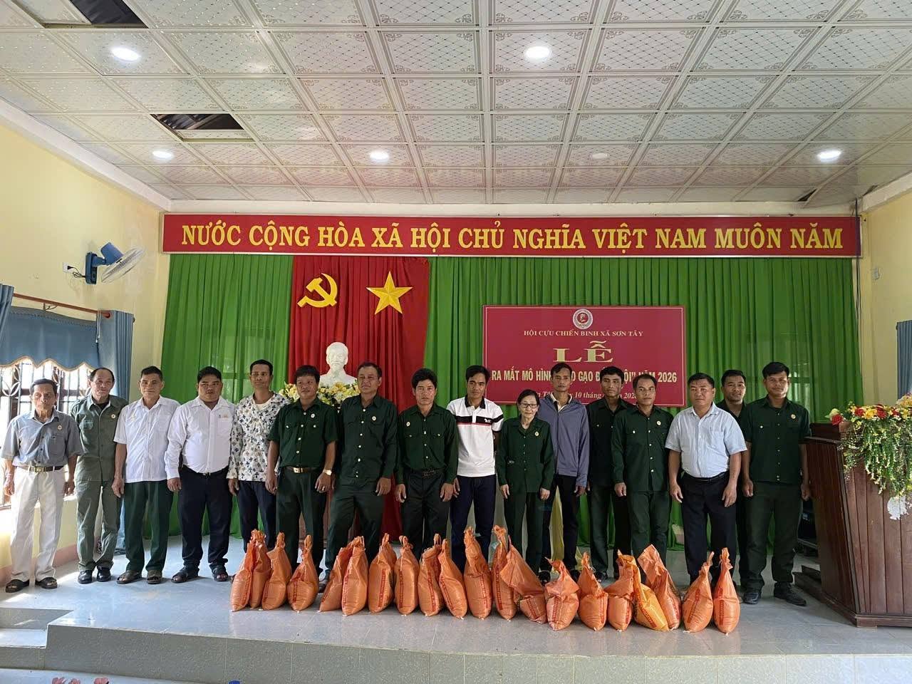 Hội cựu chiến binh xã Sơn Tây tổ chức Lễ ra mắt mô hình "Kho gạo đồng đội"
