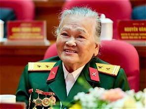 Nữ anh hùng vác cả tuổi trẻ trên vai